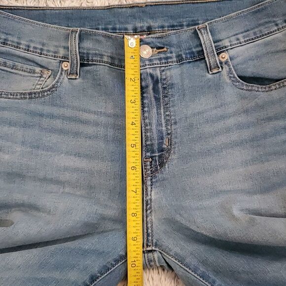 Light wash Levi's cropped jeans size 29 - Picture 9 of 12